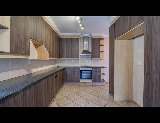 4 BEDROOM HOUSE FOR SALE IN GLEN ERASMIA